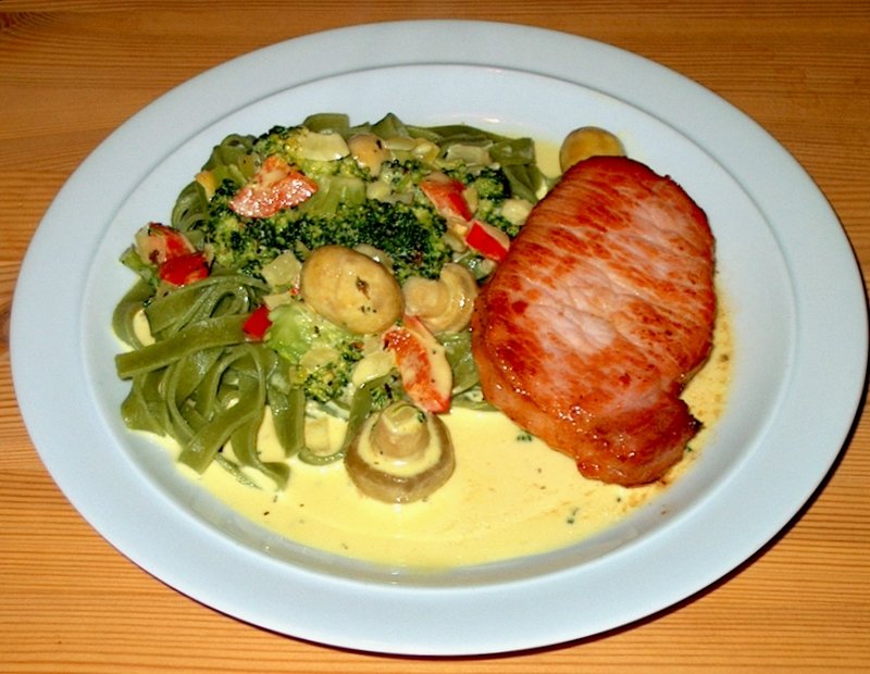 Hamburgerkoteletter med pasta.