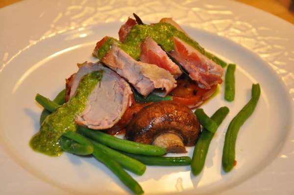 Svinem�rbrad i sv�b med ratatouille og pesto.