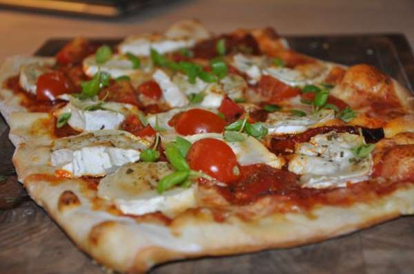 Pizza med salami, frisk basilikum og gedeost