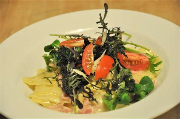 Ravioli med skinke og salat