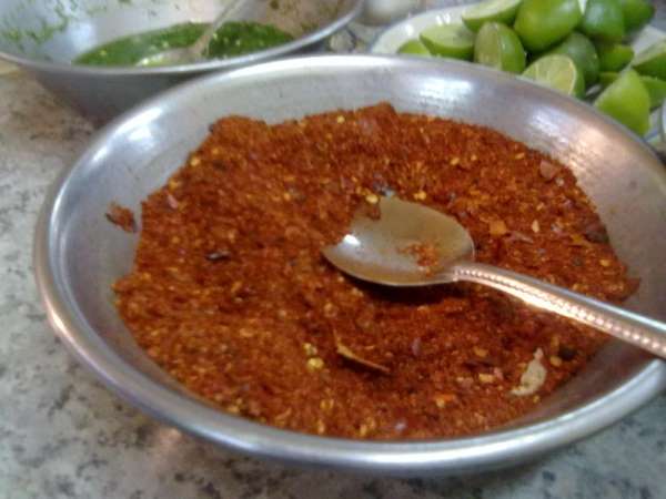 Chili flager og pulver.