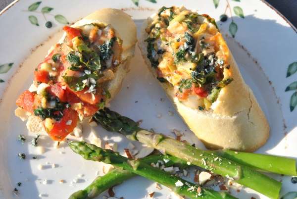 Bruschetta med tomat, br�nden�lde og gedeost.