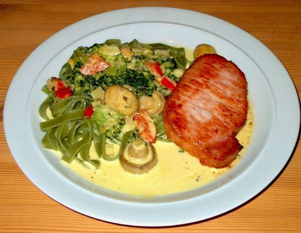 Hamburgerkoteletter med pasta.