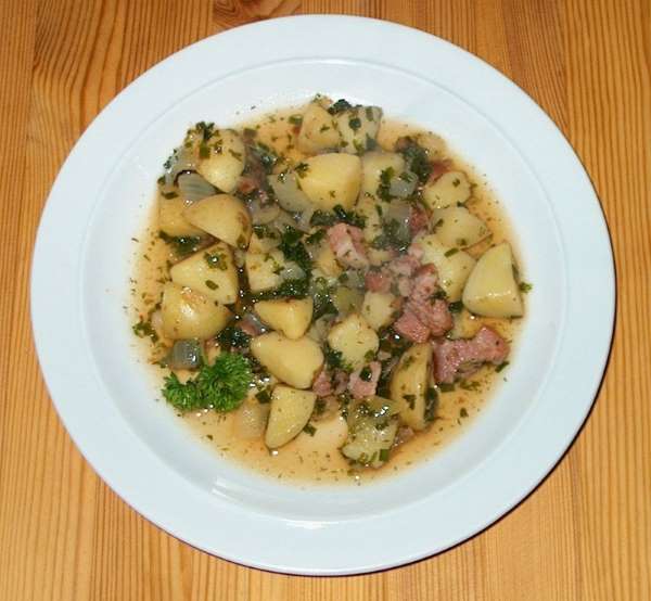 Kartoffelret med krydderurter og bacon.