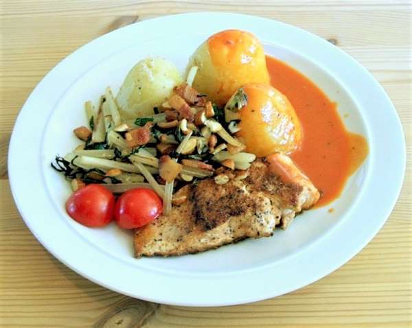 Laks med s�lvbede, bacon, mandler og tomatsky
