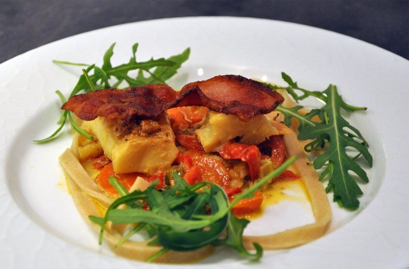 Havkat i fad med grønsager og bacon18364