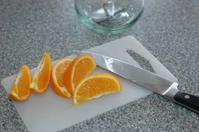 Appelsinen skæres i både.