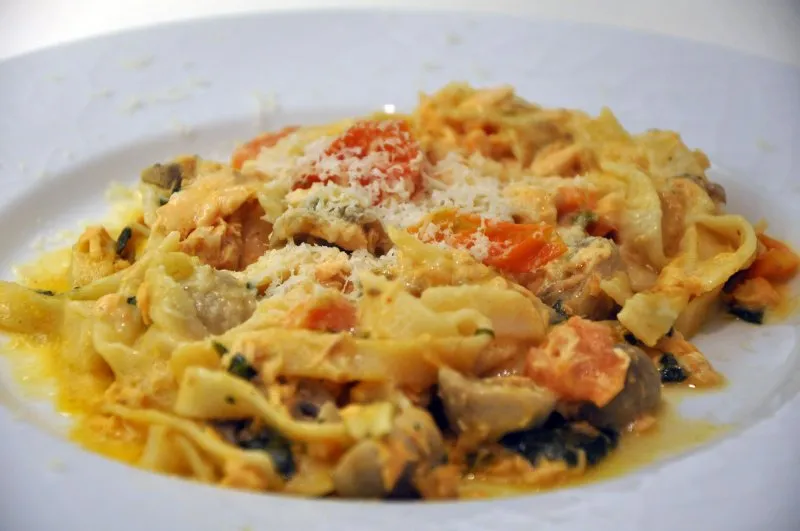 Frisk pasta med laks, champignon og flødesovs - stort