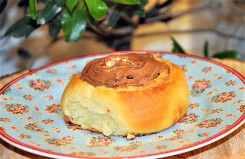 Saftige kanelsnegle med remonce, toppet med chokolade og mandler - stort