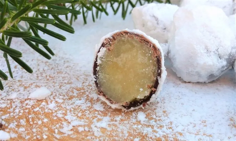Hjemmelavede snebolde med marcipan og sprød chokolade - stort