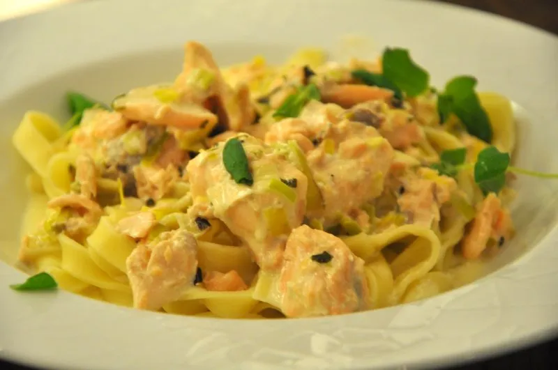 Frisk pasta med laks og flødesovs - stort