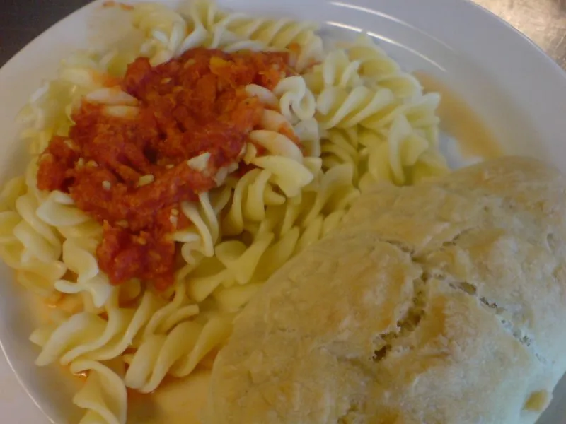 pasta ala tomatsovs med brød - stort