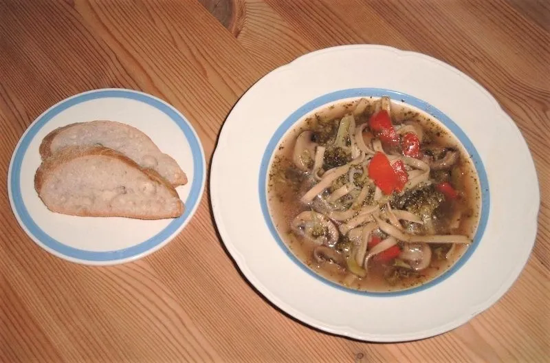 Krydret grønsagssuppe med pasta - stort