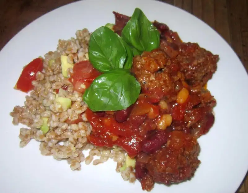 Krydrede oksekødsboller i tomat/chili sauce