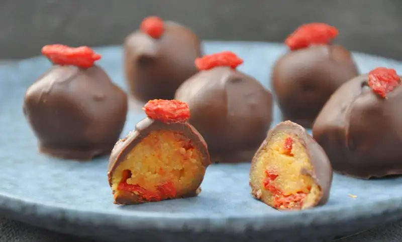 Marcipan med gojibær i rom og chokolade