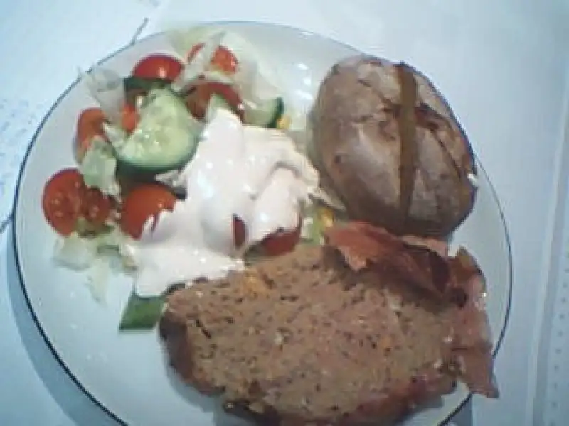 Farsbrød med bacon.Bagtekartofler & salat