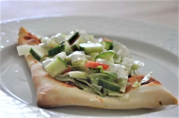 Pizza med salat
