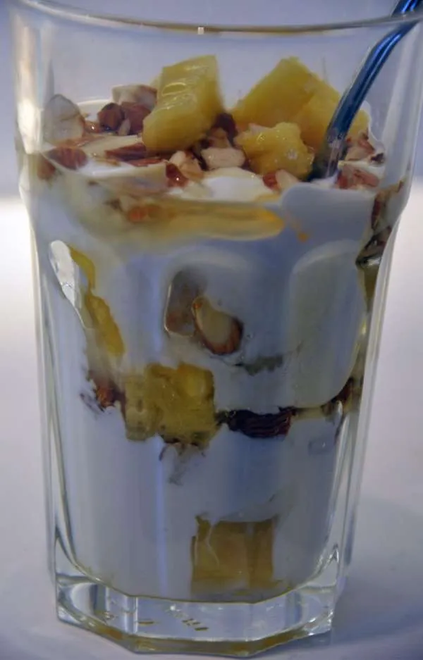Græsk yoghurt med Frisk skåret ananas, mandler og Honning