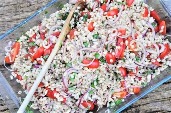 Perlebyg salat med tomater og basilikum