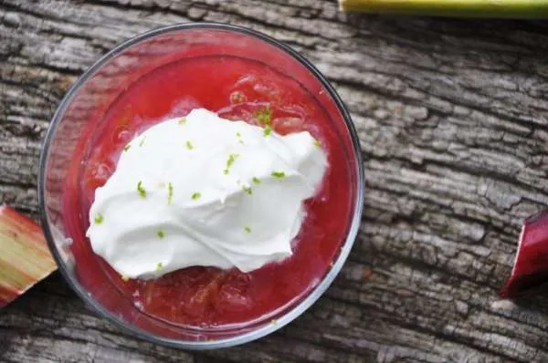 Iced rabarbersuppe med lime-syllabub