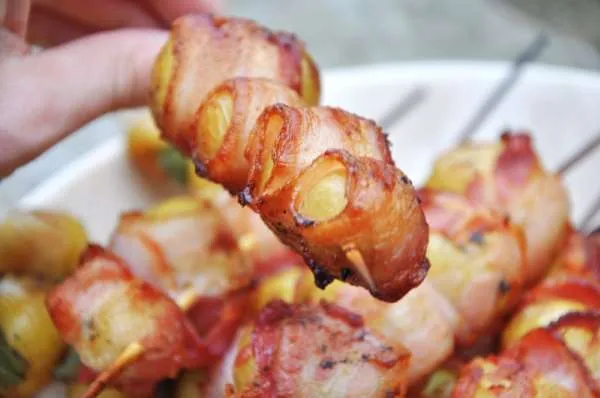 Grillede små kartofler med bacon på spyd