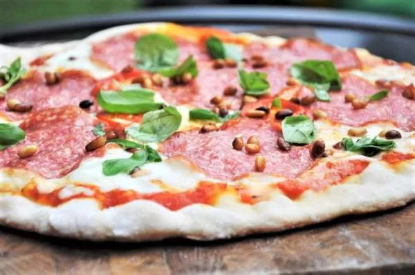 Grillet sprød pizza med italiensk salami