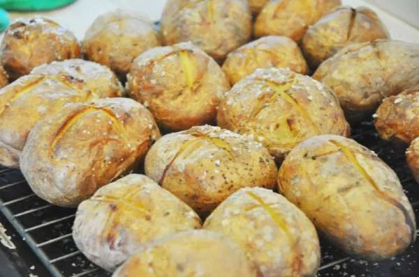 Bagte kartofler til mange