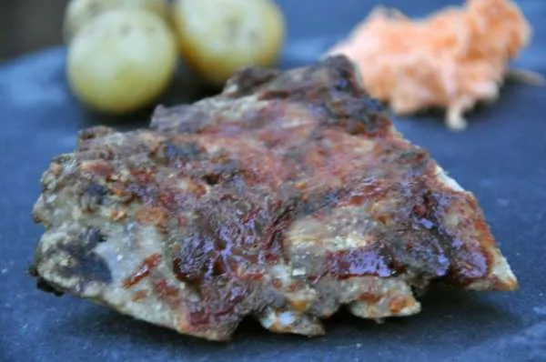 Grillet longribs med barbecuesauce & coleslaw