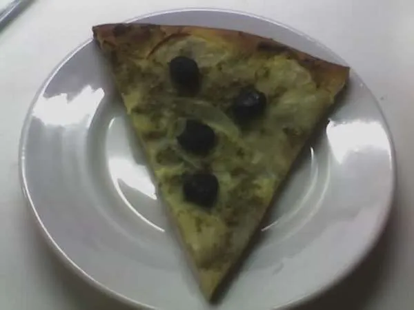 Kartoffelpizza med grøn pesto og oliven