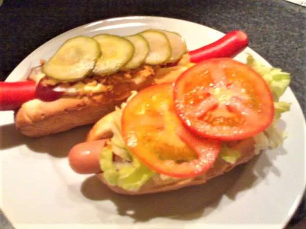 Hot dog alm. og med salat