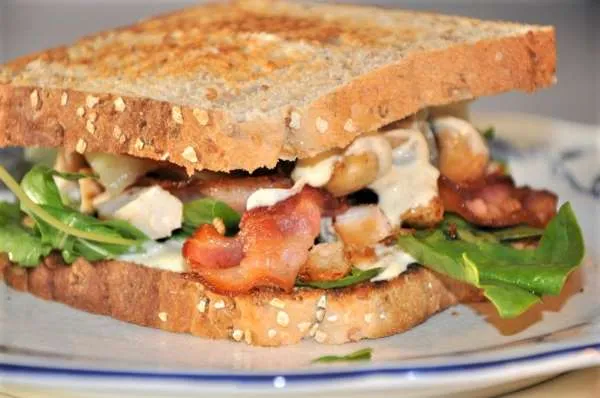 Sandwich m.bacon, kylling og ananas