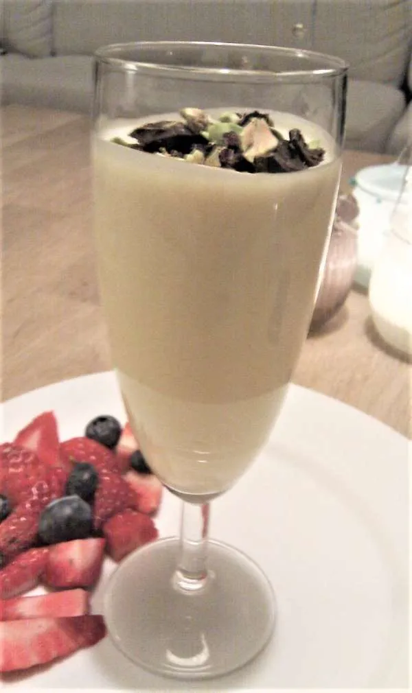 Hvid chokolademousse m. jordbær