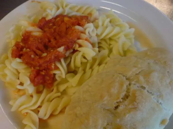 pasta ala tomatsovs med brød