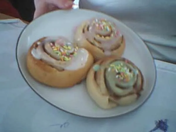 kanelsnegle med farvet glasur