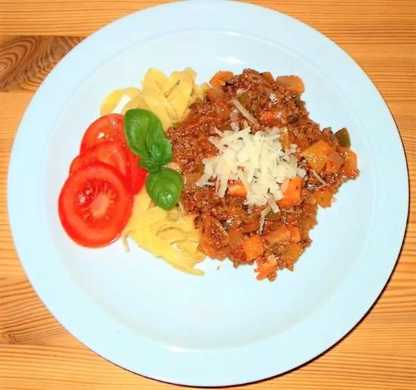 Kødsovs med krydderurter og frisk pasta.