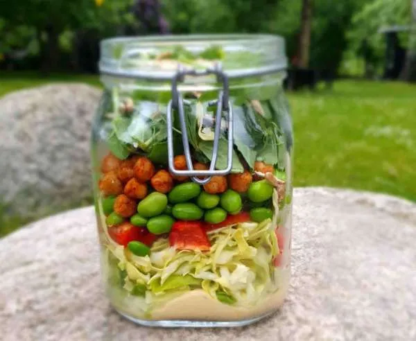 Salat i glas med massere af protein