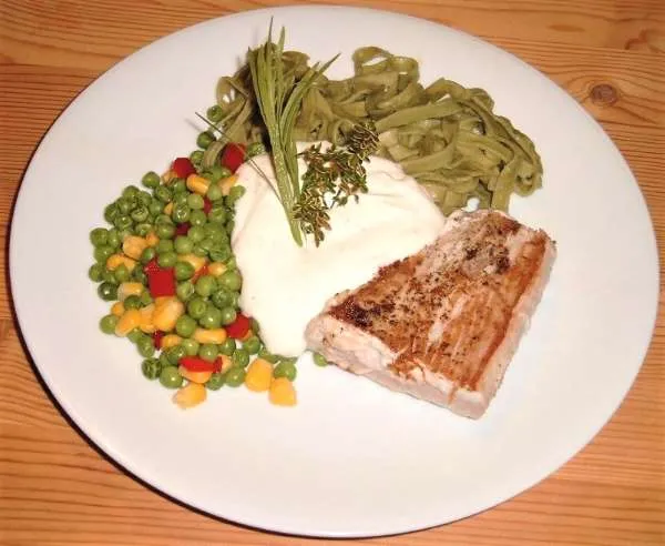 tunsteak med kold hollandaisecreme