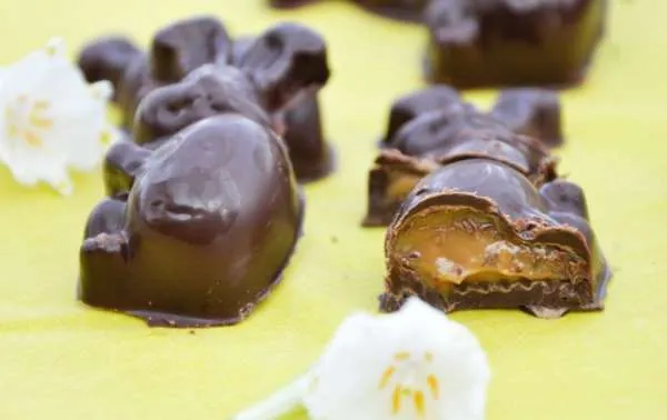 Chokolade påskeharer fyldt med rom karamel