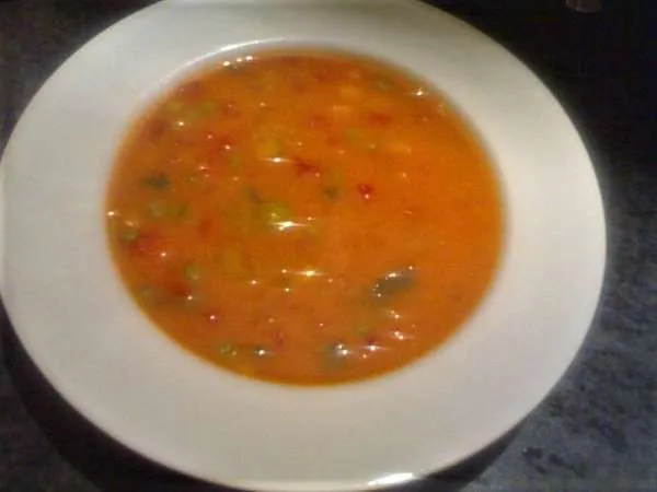 Tomat suppe med hakkede champignon