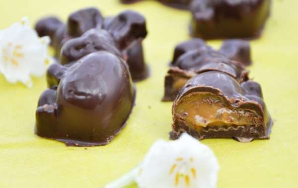 Chokolade påskeharer fyldt med rom karamel
