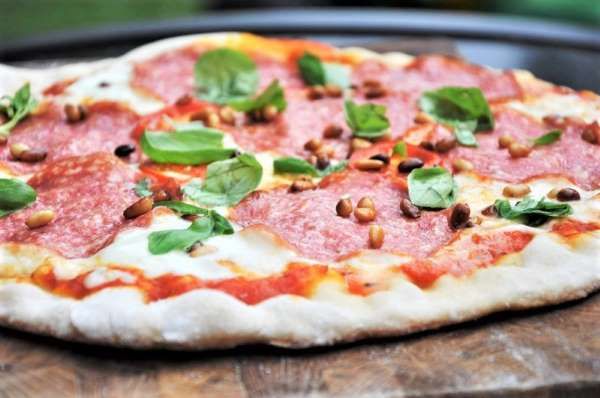 Grillet sprød pizza med italiensk salami