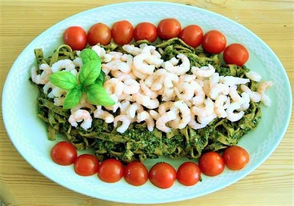 Pasta med rejer og pesto.