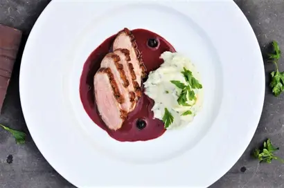 15-andebryst-solbaer-chokolade-sauce-rodfrugtmos.jpg