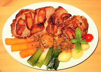 Nakkekoteletter_med_bacon.jpg