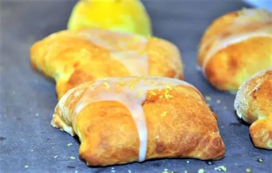Fastelavnsboller med creme og citronglasur