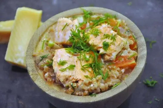 Speltkerne risotto med rygeost, laks og svampe