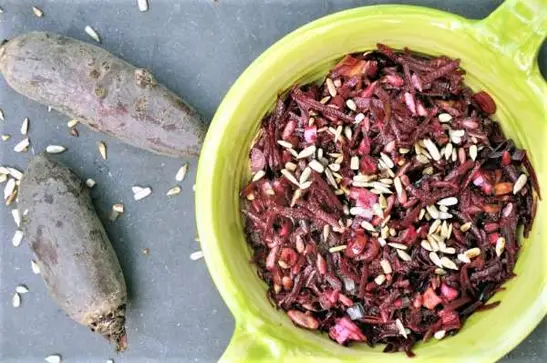 Rødbedesalat med forårsløg & solsikkekerner