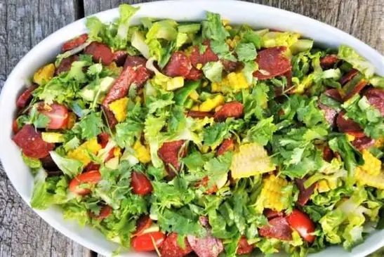 Salat med grillet majs og chorizo 