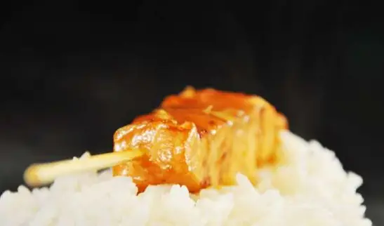 Teriyakimarineret laksespyd med teriyaki glace