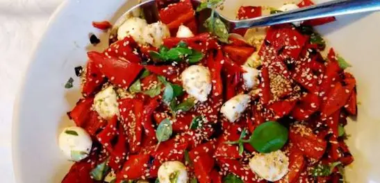 Grillet peberfrugt caprese med mozzarella, basilikum og sesamfrø